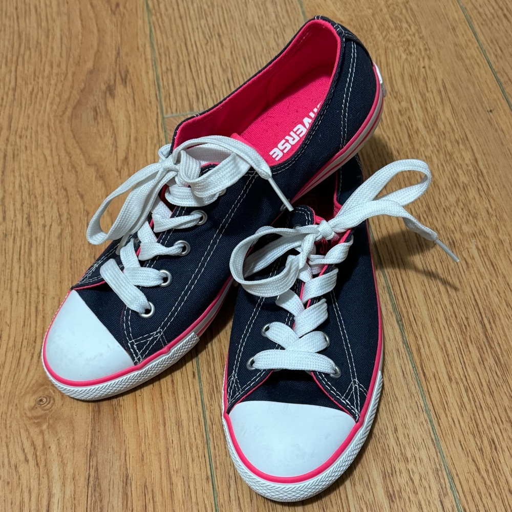 Like NEW Converse Slim Navy w/ Pink details Sz 8